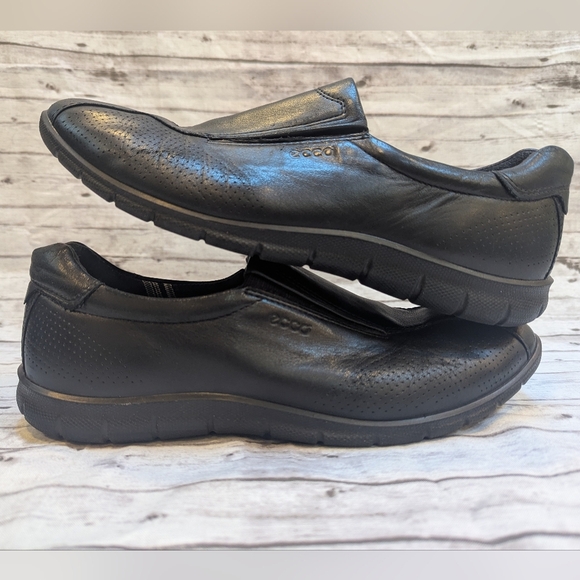 Ecco Size 39 Slip On Black Leather 8.5 US Size Excellent Condition - Picture 1 of 14